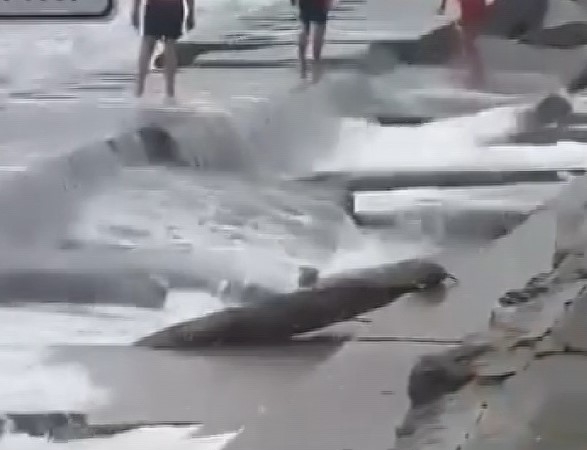 Kuvvetli lodos Caddebostan Sahili’i vurdu, denize giren 3 kişi hastanelik oldu