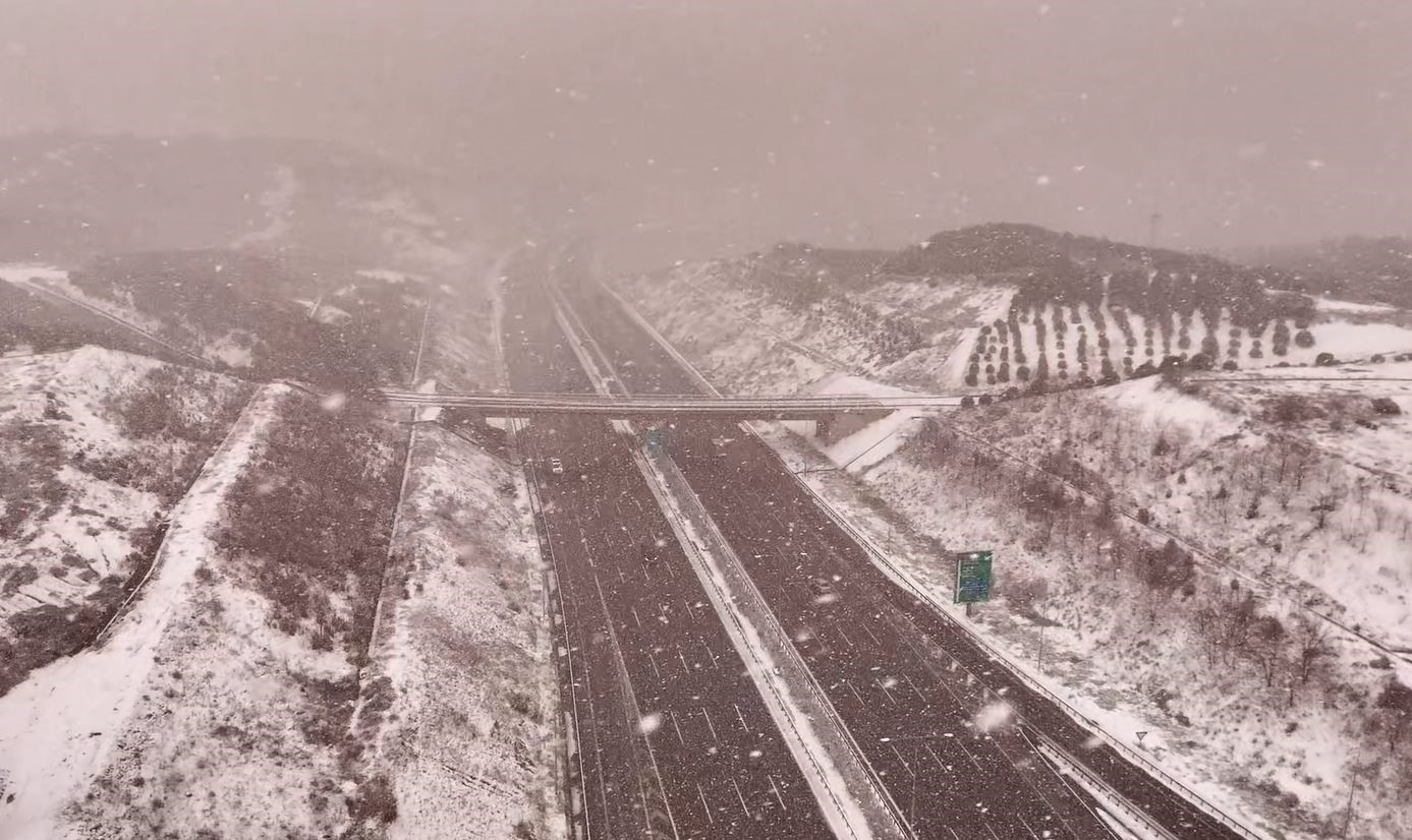 Kuzey Marmara Otoyolu’nda kar yağışı havadan görüntülendi