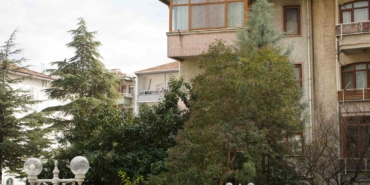 Şiddetli rüzgar hayatı olumsuz etkiledi, bazı ağaçlar devrildi