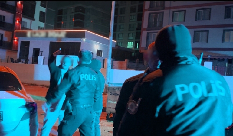 Polise yakalanan alkollü sürücüden muhabire tepki: "O telefonu kırarım"