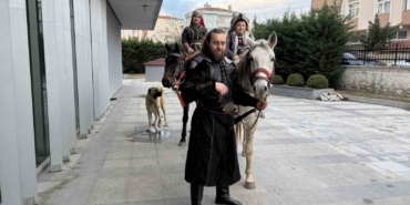 Atlarla geldiler: Film kostümüyle masal gibi nikah