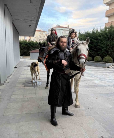 Atlarla geldiler: Film kostümüyle masal gibi nikah