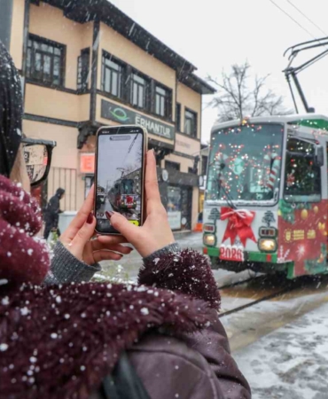 Bursa’da yeni yıl coşkusu nostaljik tramvayla yaşanıyor