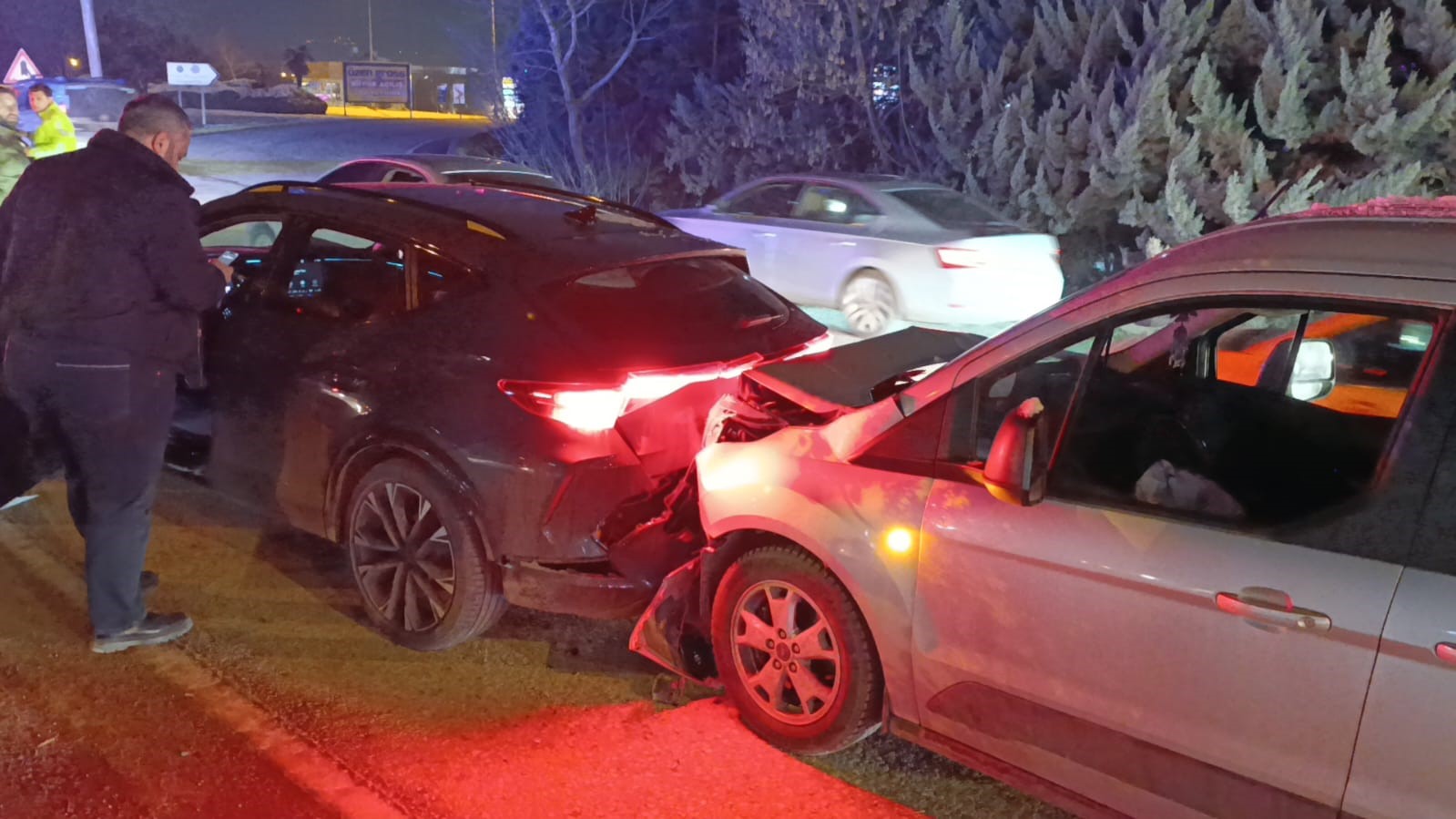 Gizli buzlanma kazayı beraberinde getirdi: 3 kişi yaralandı