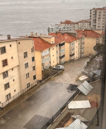 Gemlik’te şiddetli lodos sebebiyle çatılar bir bir uçtu