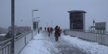 Beylikdüzü metrobüst üst geçidi karla kaplandı