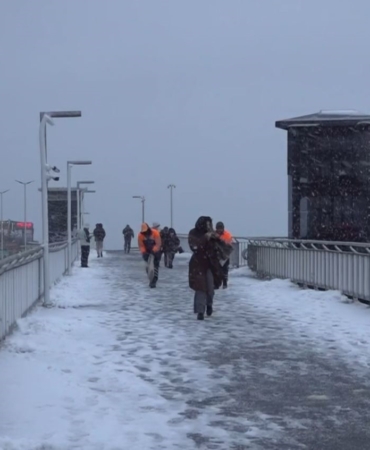 Beylikdüzü metrobüst üst geçidi karla kaplandı