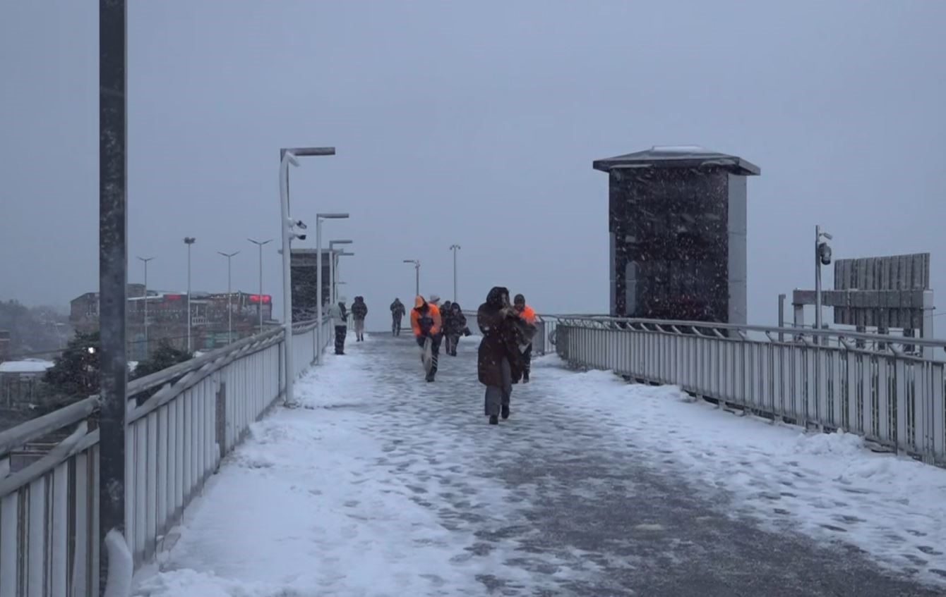 Beylikdüzü metrobüst üst geçidi karla kaplandı