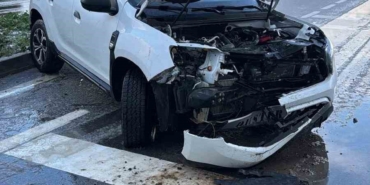 Otomobil yoldan çıkarak tabelaya çarptı: 8 kişi kazayı yara almadan atlattı