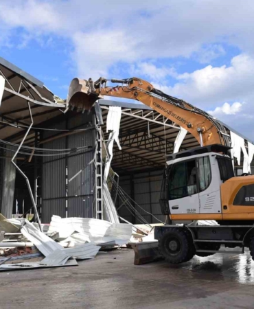 Tarım arazisine kaçak yapılan depolar yıkıldı