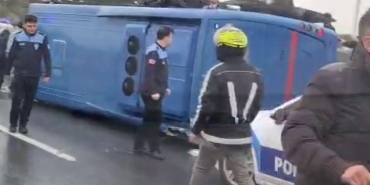 Hasdal yolu Kemerburgaz istikametinde cezaevi aracı devrildi. İhbar sonrası bölgeye çok sayıda ekip sevk edildi.