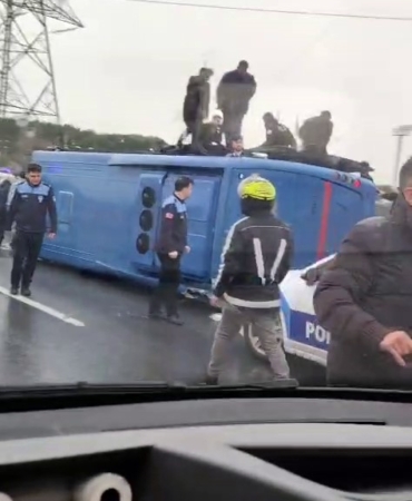 Hasdal yolu Kemerburgaz istikametinde cezaevi aracı devrildi. İhbar sonrası bölgeye çok sayıda ekip sevk edildi.