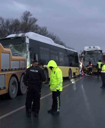 Başakşehir’de 3 İETT otobüsü çarpıştı, 5 yolcu yaralandı