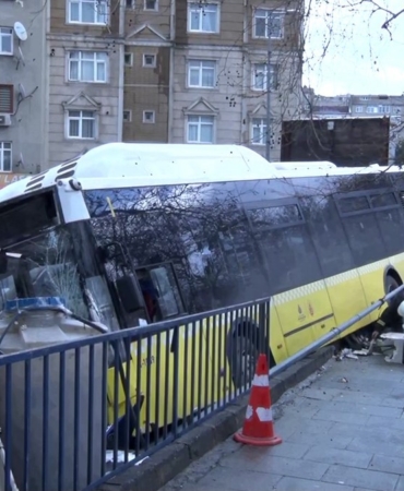 Esenler’de İETT Otobüsünün direksiyon hakimiyetini kaybetmesi sonucu otoparka daldı. Olay yerine çok sayıda ekip sevk edildi.