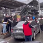 Kaza sonrası sürücüler birbirine girdi