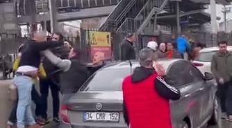 Kaza sonrası sürücüler birbirine girdi