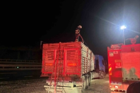 Bilecik’te seyir halinde talaş yüklü tır dorsesi alev aldı