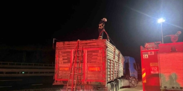 Bilecik’te seyir halinde talaş yüklü tır dorsesi alev aldı