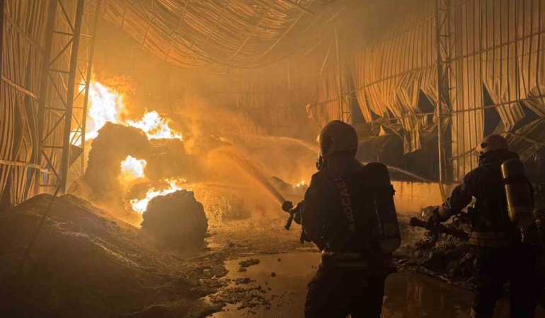 Kocaeli’de atık naylon deposunda yangın