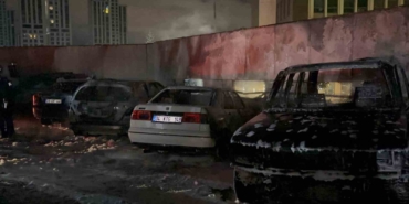 Sarıyer’de park halindeki 5 araç şüpheli bir şekilde alevlere teslim oldu