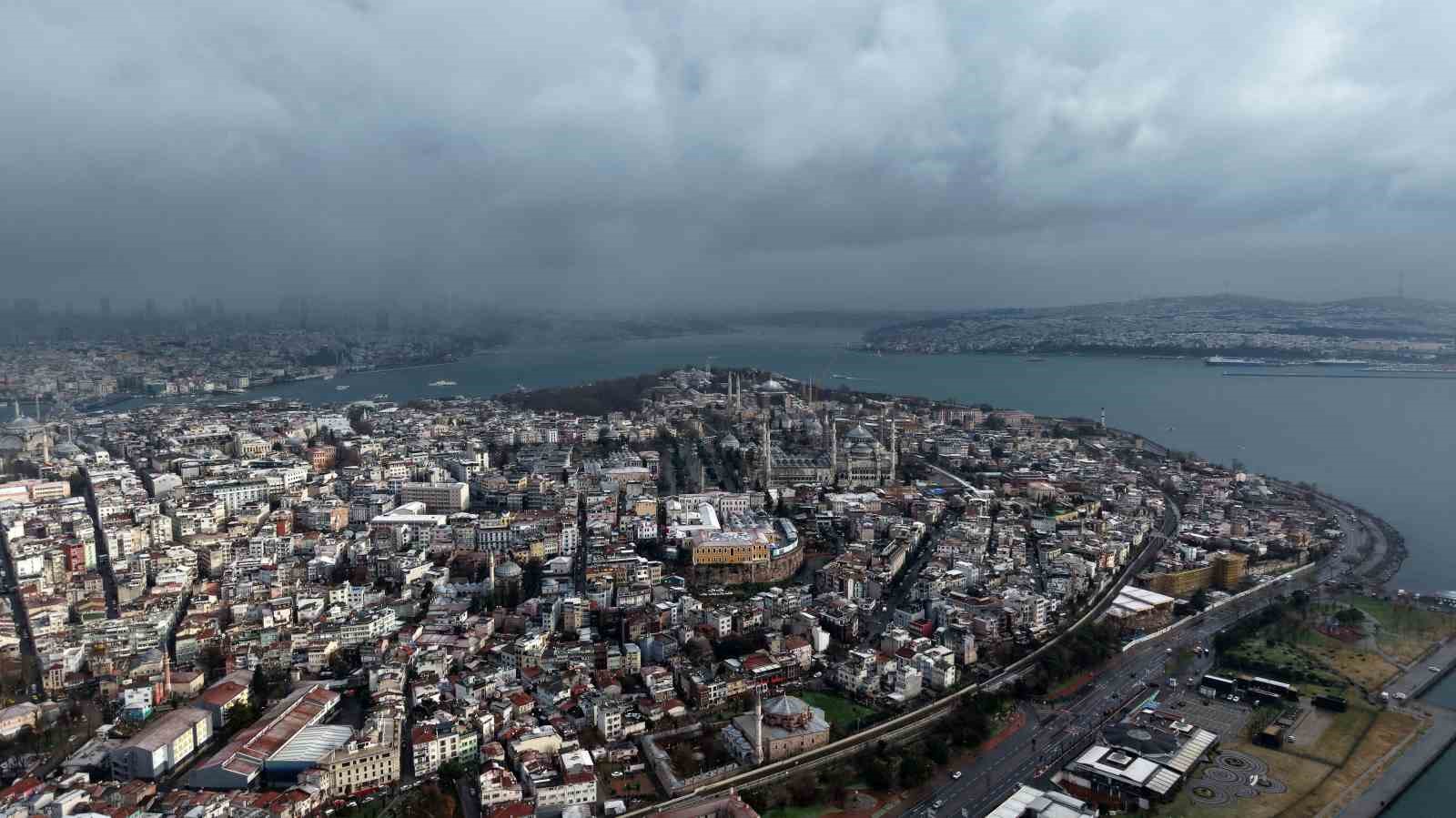 Karlı havanın etkili olduğu Tarihi Yarımada havadan görüntülendi