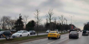 Sarıyer’de kontrolden çıkan otomobil karşı şeritteki araçla çarpıştı: Kaza anı kamerada