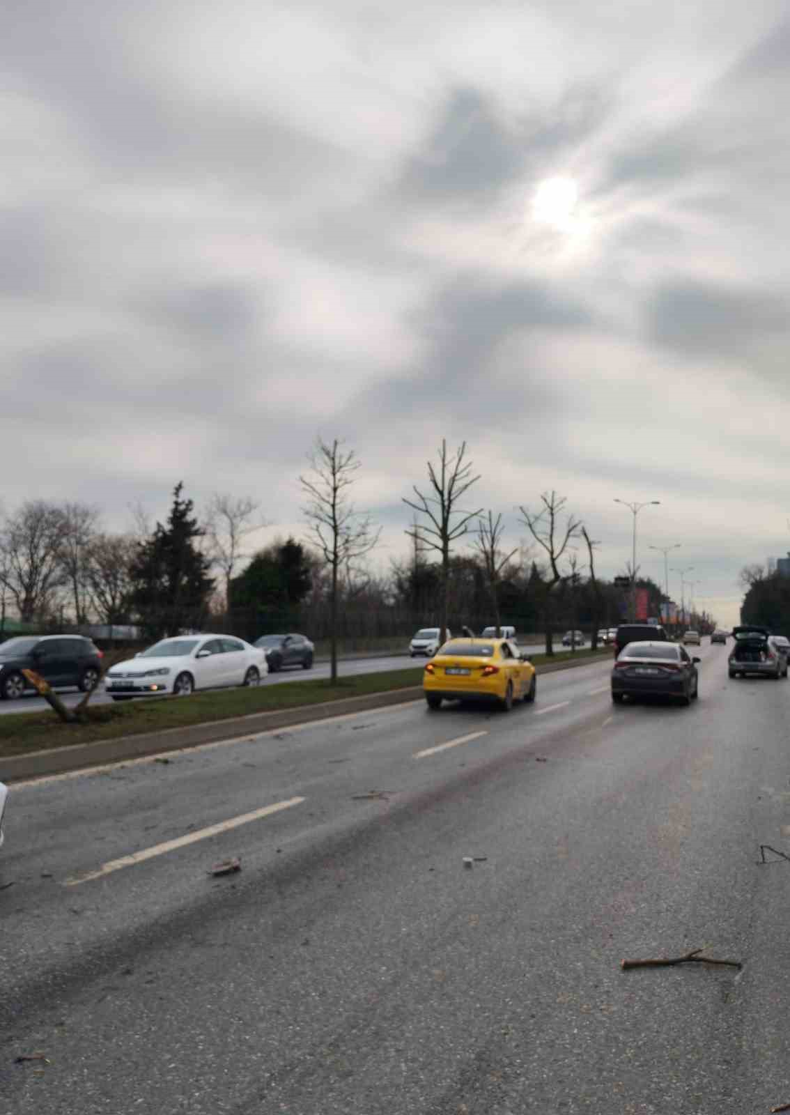 Sarıyer’de kontrolden çıkan otomobil karşı şeritteki araçla çarpıştı: Kaza anı kamerada