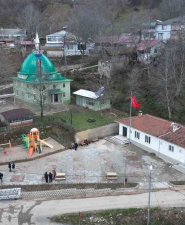 İnegöl Belediyesi’nden İclaliye Mahallesi’nde meydan düzenlemesi