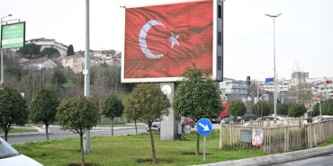 Hain provokasyona karşı Gaziosmanpaşa’da ekranlar Türk bayraklarıyla donatıldı