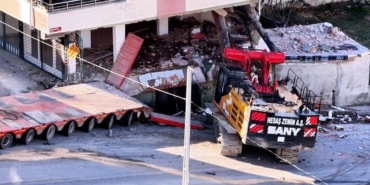 Başakşehir’de tırdan kopan vinç, 2 araca ve bir binaya çarptı