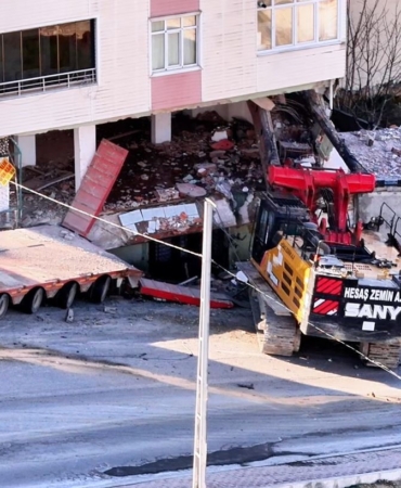 Başakşehir’de tırdan kopan vinç, 2 araca ve bir binaya çarptı
