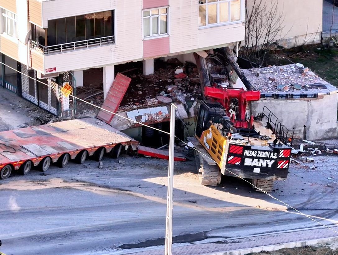 Başakşehir’de tırdan kopan vinç, 2 araca ve bir binaya çarptı