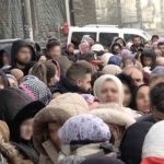 Bursa’da indirim izdihamı: 100 liralık alışveriş için dondurucu soğukta saatlerce beklediler