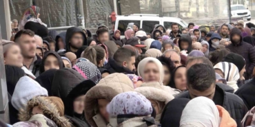 Bursa’da indirim izdihamı: 100 liralık alışveriş için dondurucu soğukta saatlerce beklediler