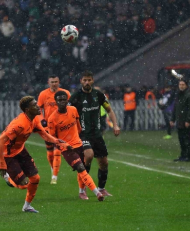 Trendyol Süper Lig: Kocaelispor: 1 - Trabzonspor: 1 (İlk yarı)