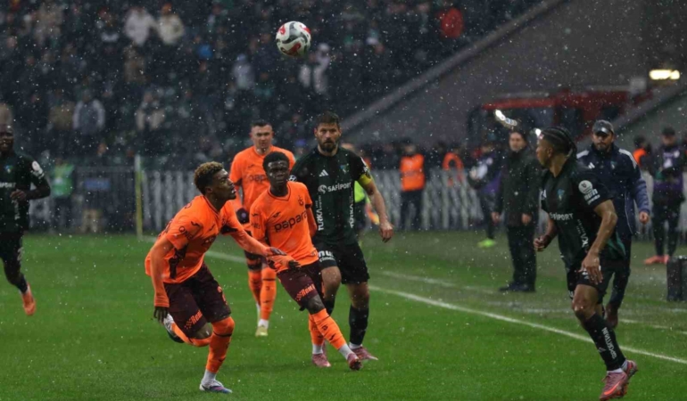 Trendyol Süper Lig: Kocaelispor: 1 - Trabzonspor: 1 (İlk yarı)