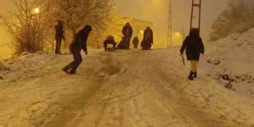 İstanbul’da kar sonrası sokaklar oyun alanına döndü