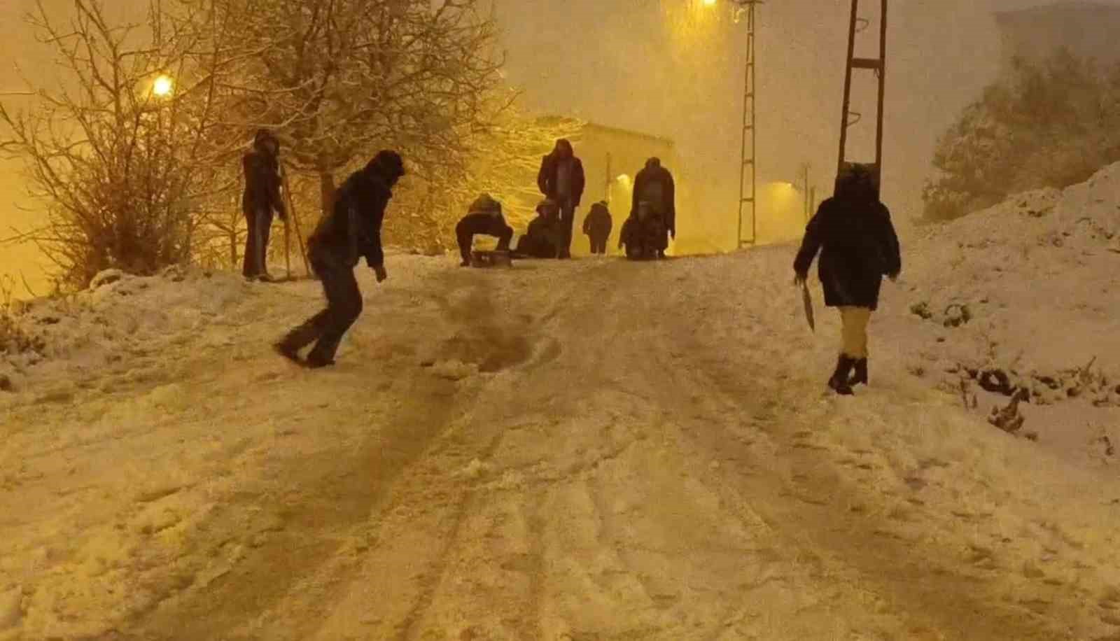 İstanbul’da kar sonrası sokaklar oyun alanına döndü