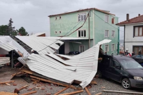 İznik’te şiddetli fırtına evin çatısını uçurdu