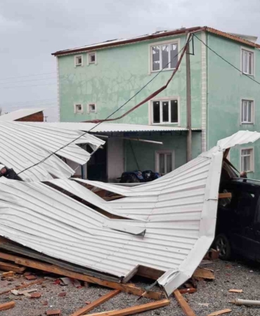 İznik’te şiddetli fırtına evin çatısını uçurdu