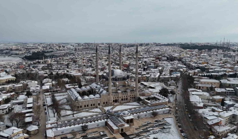 Edirne’de kar yağışı kartpostallık görüntüler oluşturdu