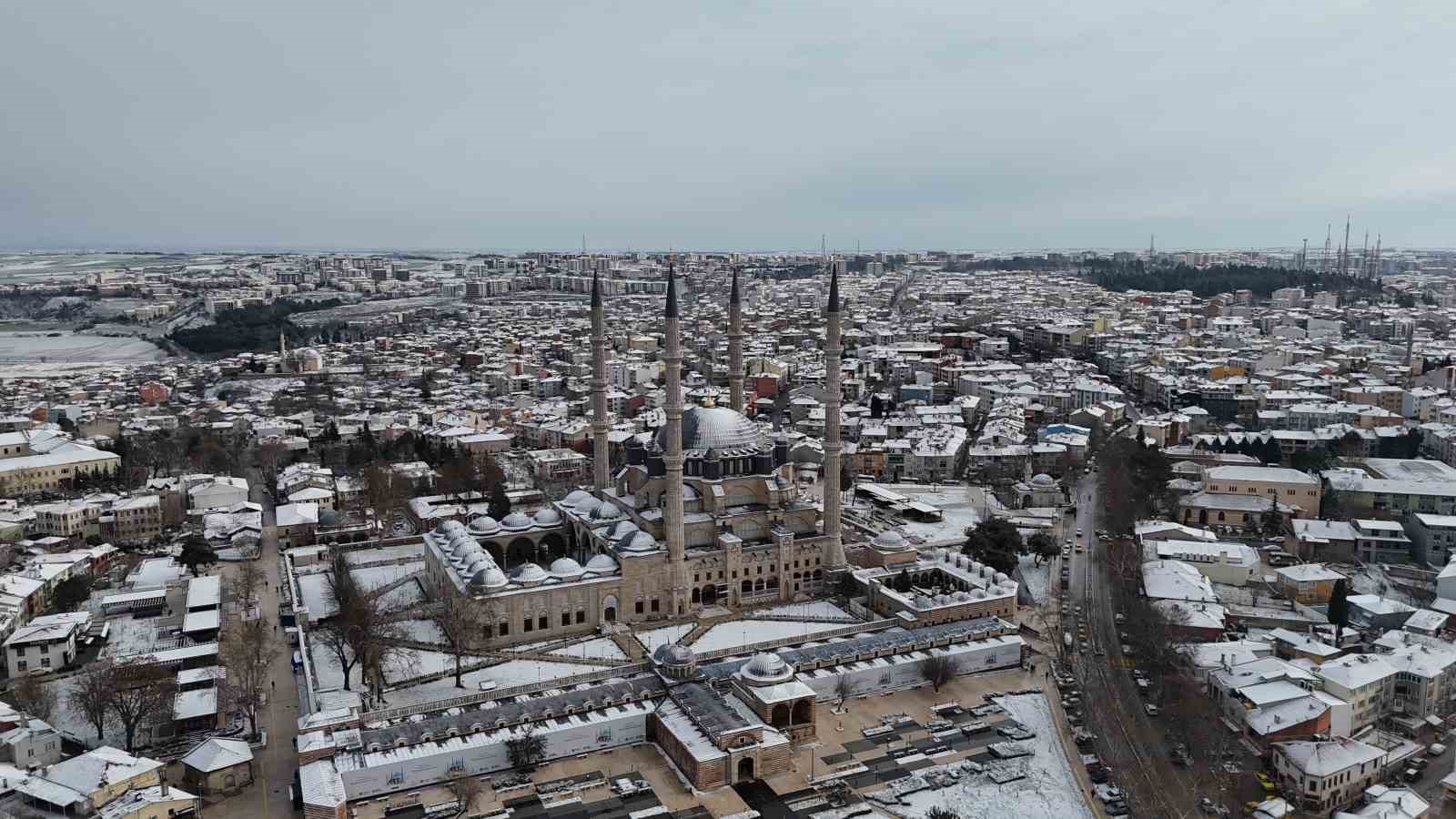 Edirne’de kar yağışı kartpostallık görüntüler oluşturdu