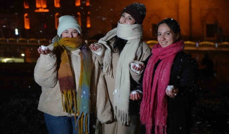 Edirne’de kar sevinci: Vatandaşlar beyaz örtünün tadını çıkardı