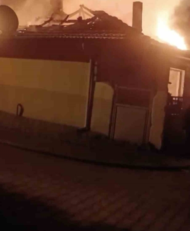 Yılbaşı gecesi Bursa’da köy evi alevlere teslim oldu