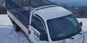 Buzlu yolda kayan araç tarlaya uçtu; 1 yaralı