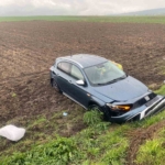 Tarlaya uçan otomobildeki 2 kişi yaralandı