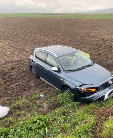 Tarlaya uçan otomobildeki 2 kişi yaralandı