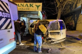 Bahçelievler’de kamyonun çarptığı araç fırına girdi, o anlar kamerada