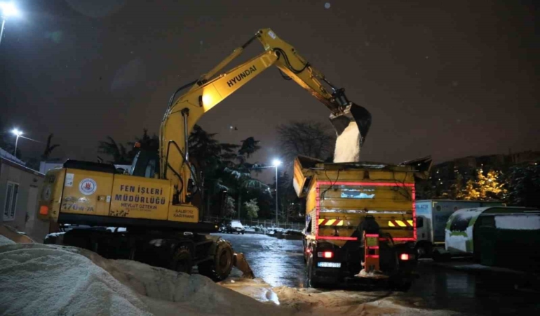 Kağıthane’de karla mücadele çalışmaları aralıksız sürüyor
