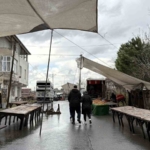 Arnavutköy’de fırtına pazarı vurdu, 08.00’den beri çadırı kuramadılar